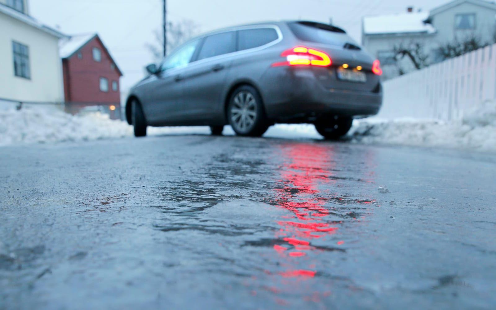 "Det var en del plusgrader och nederbörd igår, sedan följde en uppklarning under natten. Det gör att det blir riktigt halt", säger Kim Jansson på Trafikverket. FOTO: TT