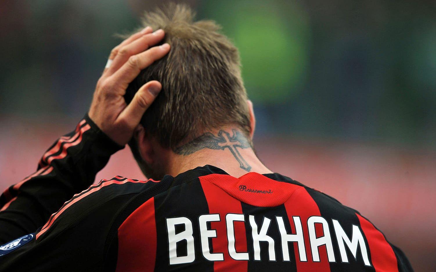 David Beckham har även en tatuering över ryggen/nacken, som syns här. Bild: Bildbyrån.