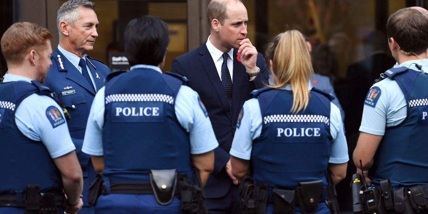 Prins William möter poliser som var tidigt på plats efter moskéattackerna i Christchurch.