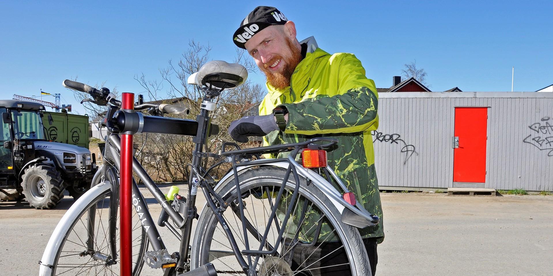 ”Huvudsaken är att folk cyklar och för det behöver prylarna fixas”, säger Even Hovensjö som cyklar hem till sina kunder.