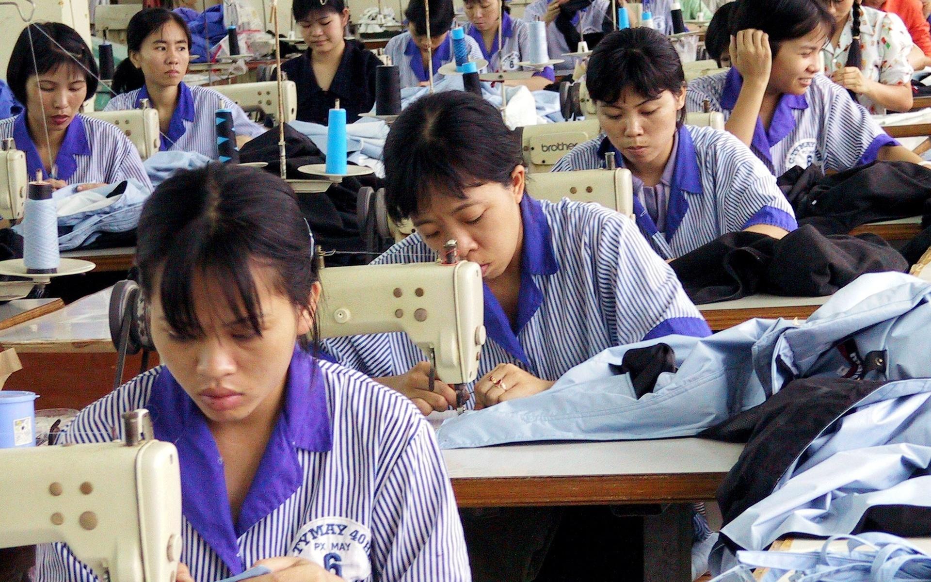 Stor del av textilindustrin finns i låglöneländer, som här i Vietnam. Ett nytt projekt undersöker hur man ska få mer produktion till Sverige. Arkivbild.