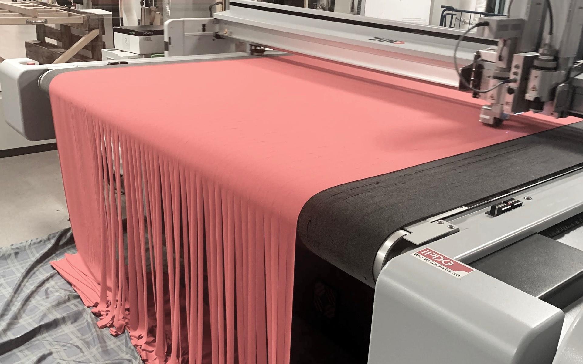 Mycket av arbetet i projektet handlar om att minska miljöpåverkan, som här – ett digitalt tillskärningsbord som med visualiseringsstöd optimerar tillskärningen och minskar spill. Det kan också användas för att sönderdela använt material till ny råvara.