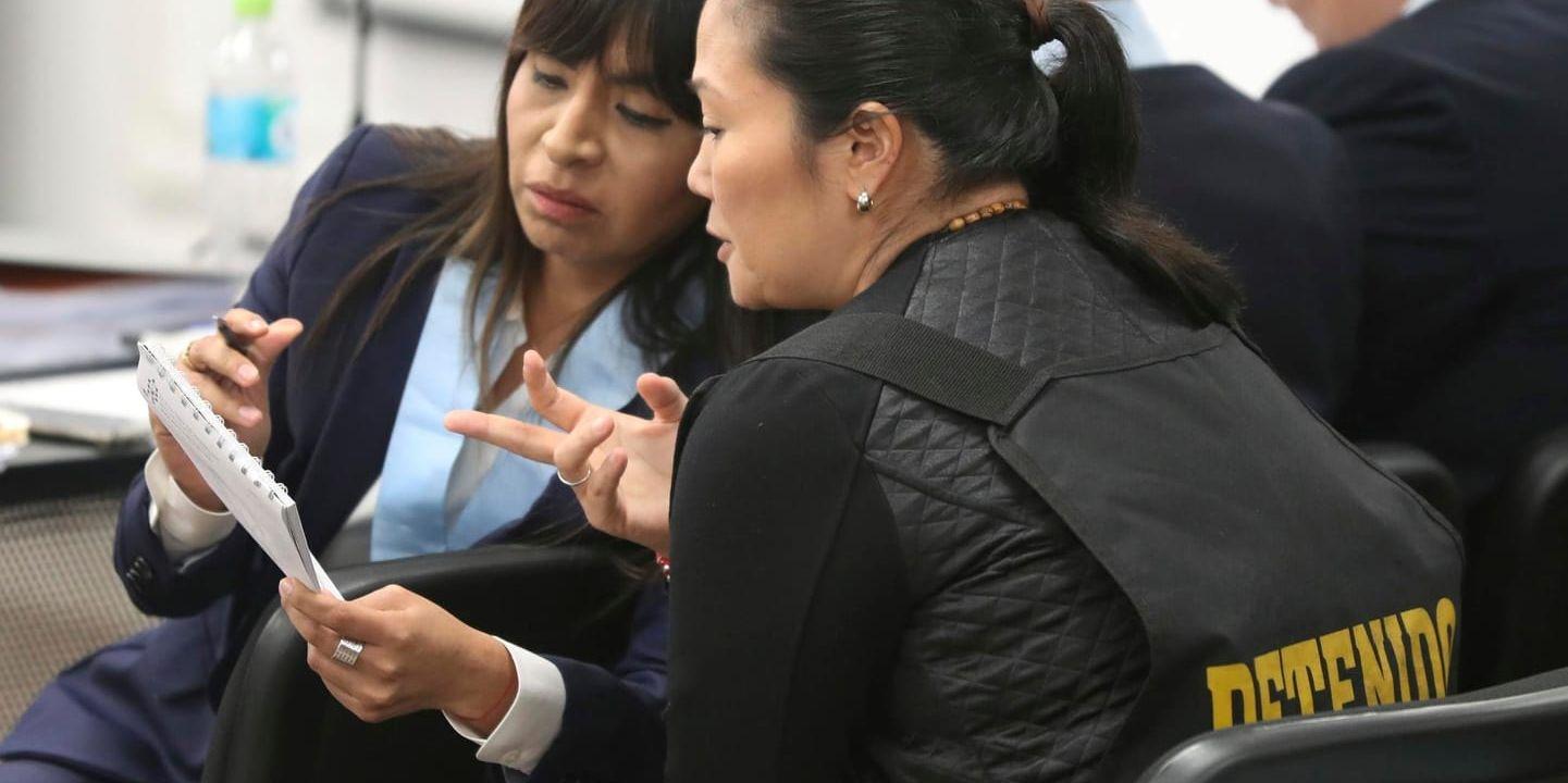 Keiko Fujimori pratar med sin advokat Giuliana Loza i rätten. Arkivbild.
