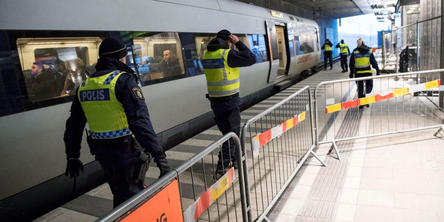 Polis och passkontrollanter på väg ombord för att kontrollera ett Öresundståg på station Hyllie utanför Malmö tidigare i år. Arkivbild.
