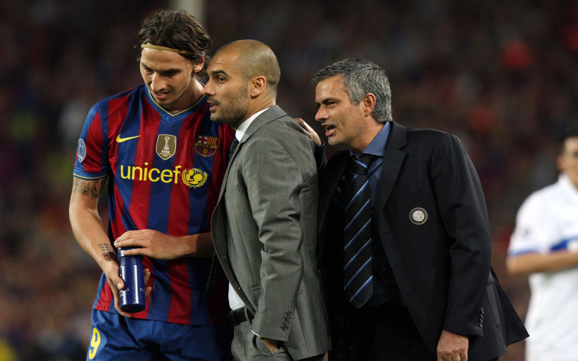 José Mourinho berättar nu vad han viskade bakom Zlatan Ibrahimovics och Pep Guardiolas rygg 2010.