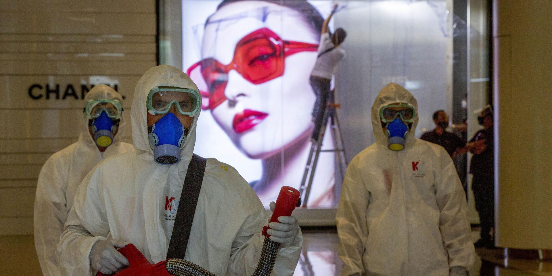 Städare i skyddskläder desinfekterar ett shoppingcenter i Bangkok i Thailand som ska öppna efter att ha hållit stängt under en tid av virusrestriktioner. 