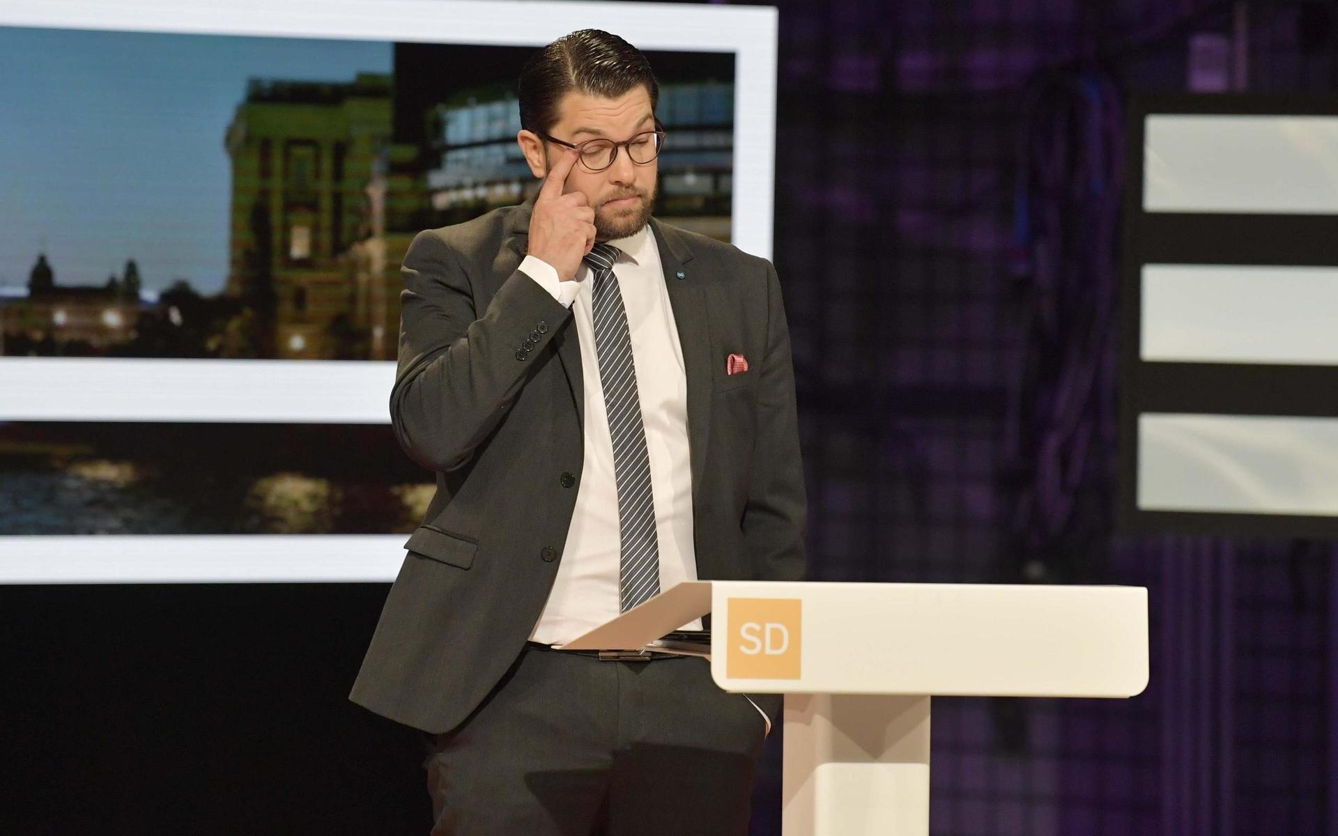 Sverigedemokraternas partiledare Jimmie Åkesson till synes lite trött i ögat efter att ha klämt in både debatter och Saxon-covers i schemat.