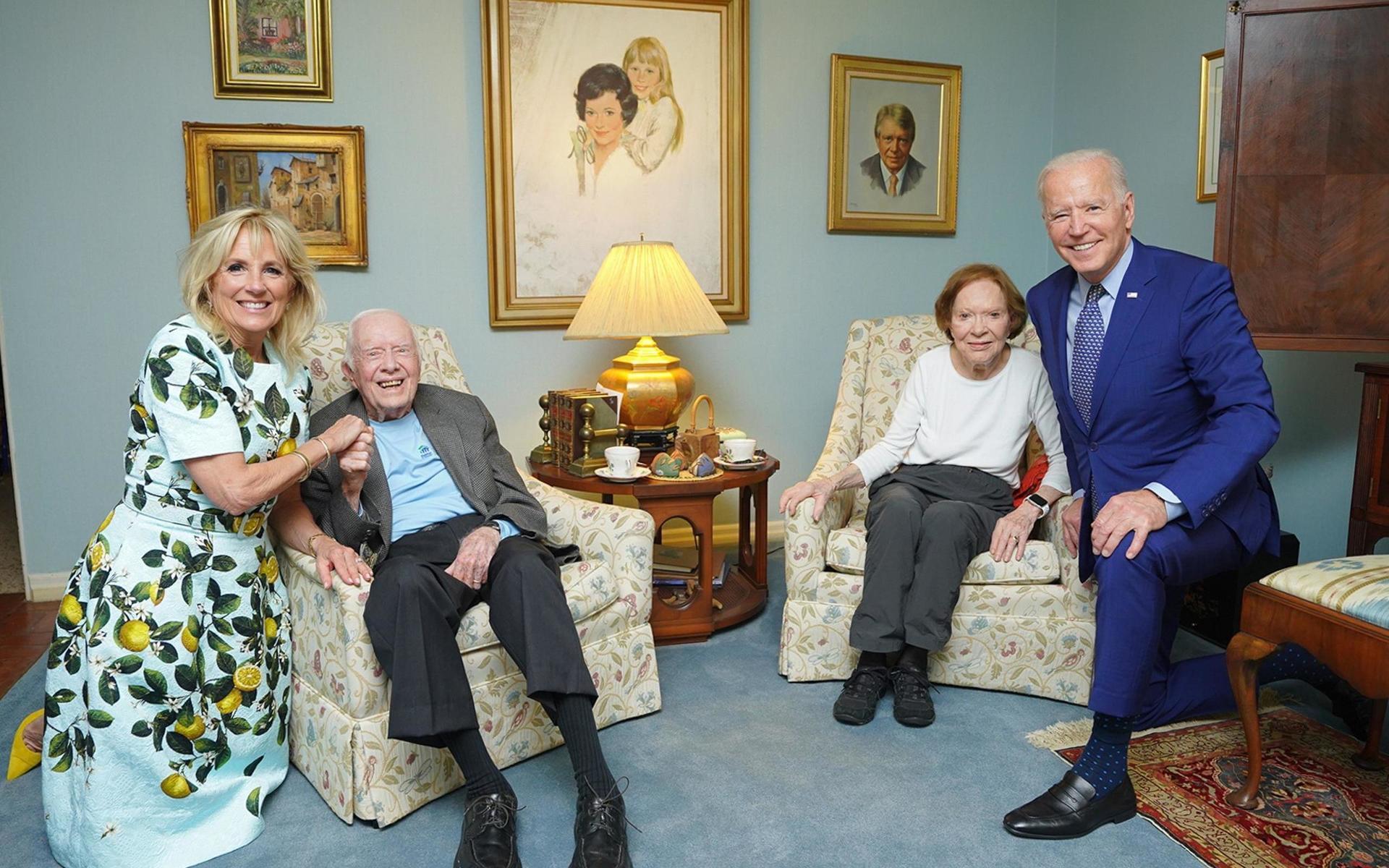 I helgen träffade presidentparet Joe och Jill Biden sina företrädare Jimmy och Rosalynn Carter. Men det är inte mötet i sig som fått uppmärksamhet, utan den bild på de fyra som nu sprids som en löpeld i sociala medier.