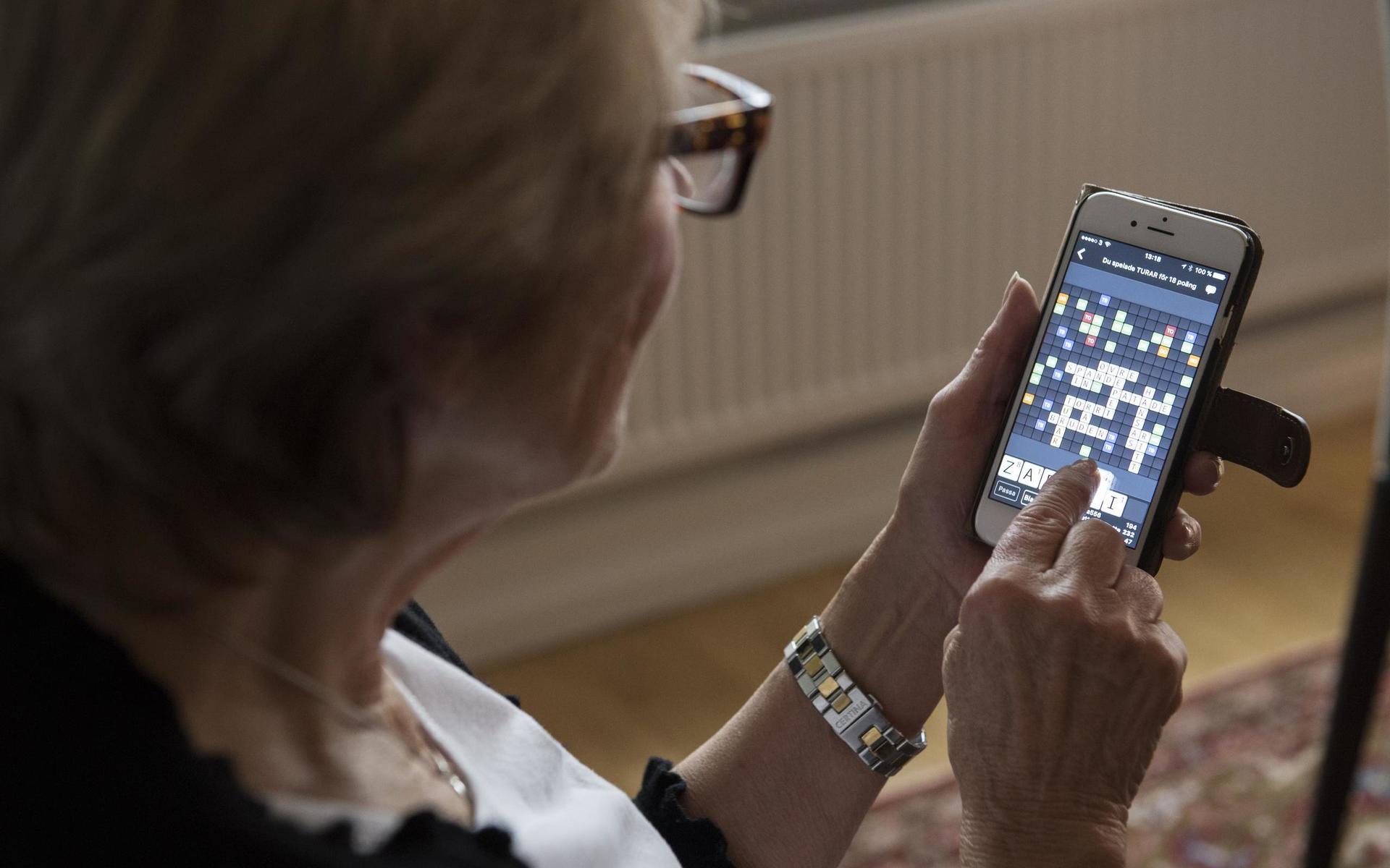 Pensionär spelar Wordfeud, ett digitalt korsordsspel, på sin mobiltelefon. Just i åldersgruppen 76 och uppåt har den digitala närvaron ökat extra tydligt under 2020.ssbil