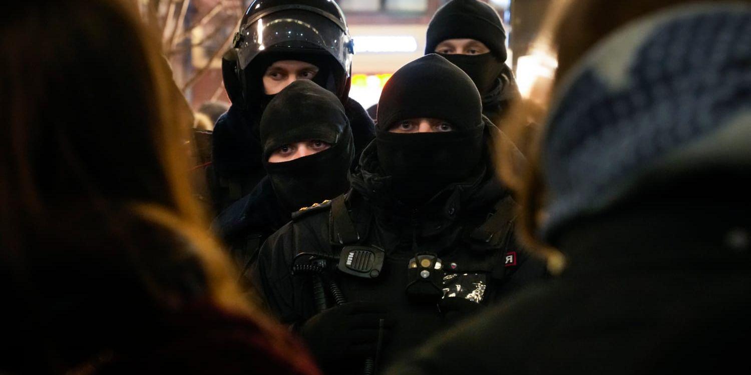 I torsdags grep polisen över tusen personer under protester i fler än 50 ryska städer mot kriget i Ukraina. 