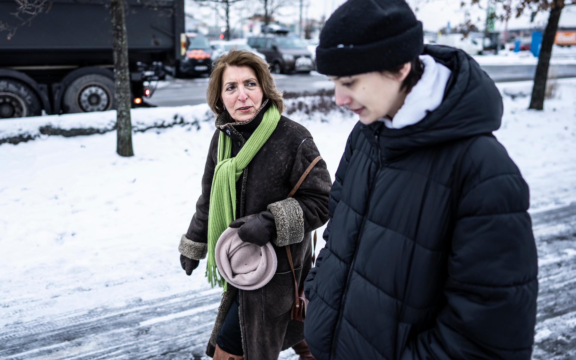 Regissören Nasrin Pakkho vid Järntorget 2021 med Isaac Persson, en av de medverkade i hennes film om transpersoner; ”Jag vill bara komma hem”.