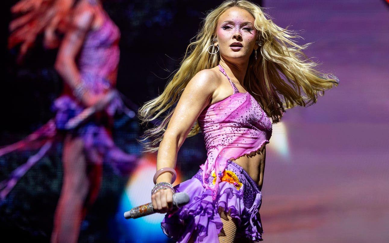 Zara Larsson uppträder i Avicii Arena i Stockholm i november 2025. 