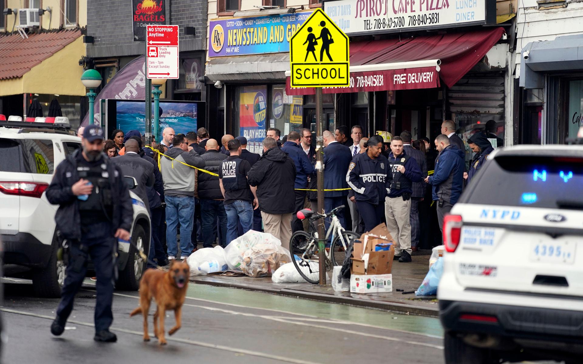 Händelsen inträffade på en tunnelbanestation i stadsdelen Brooklyn, och tio personer ska ha skjutits.