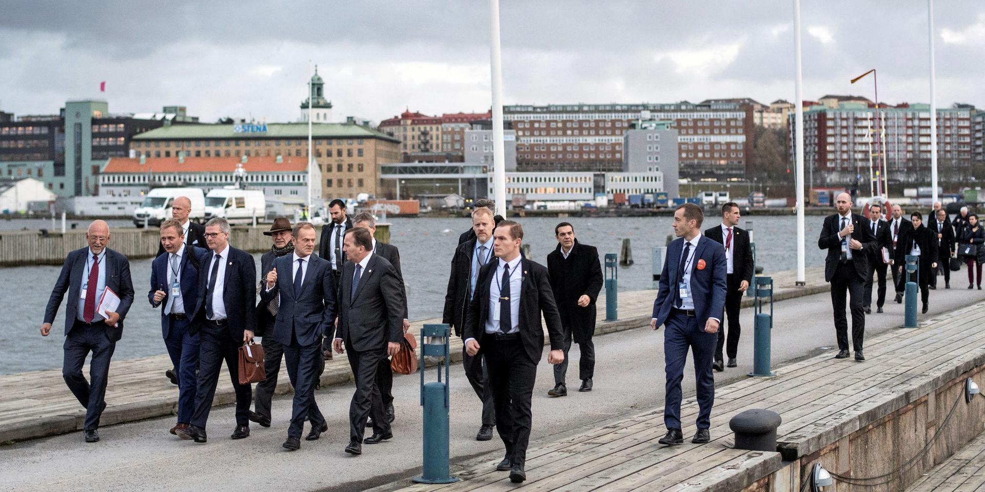 Stefan Löfven (S) och Donald Tusk med följe efter lunchen under EU:s toppmötet för den sociala pelaren i Göteborg 2017.