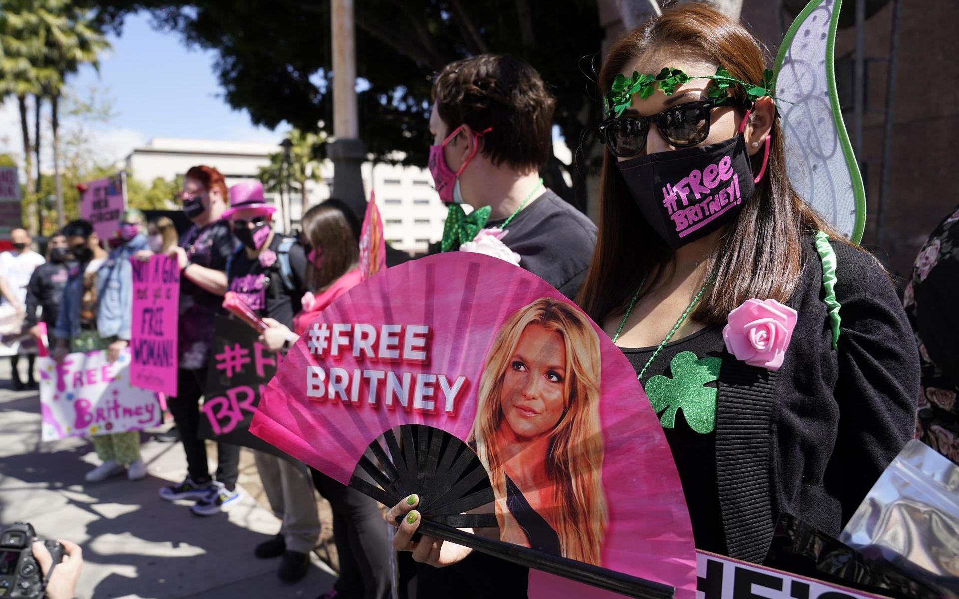 Britney Spears-fans demonstrerar utanför en domstolsförhandling i Los Angeles i mars 2021.