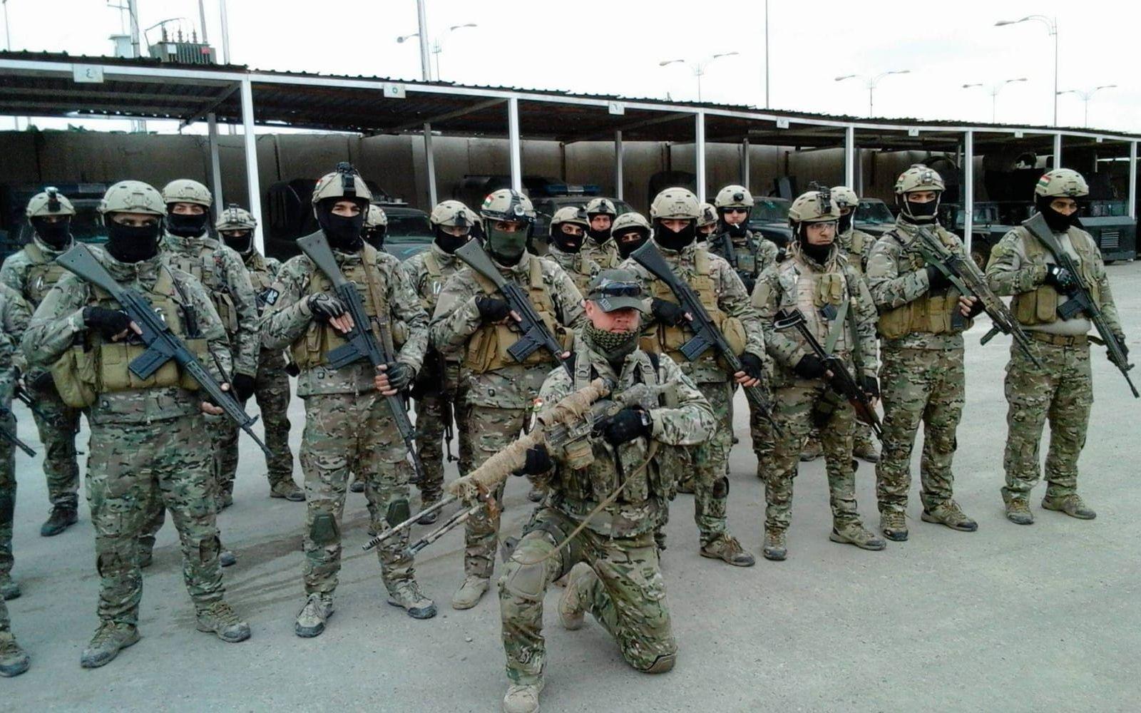 Tony Ekman tillsammans med kurdiska Task Force Black i irakiska Kirkuk. Bild: Privat
