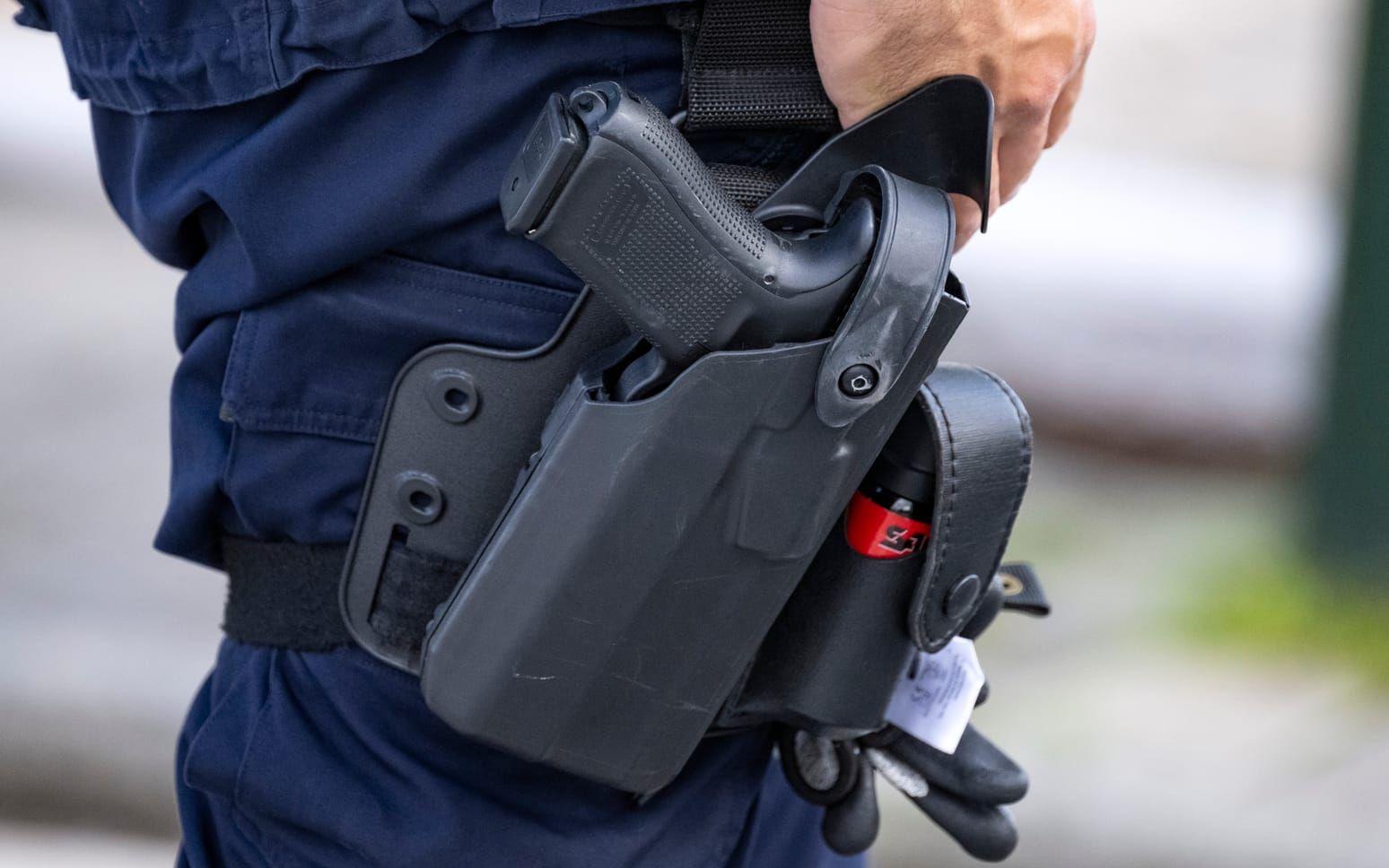 En polis med sitt tjänstevapen, en Glock 45, i Malmö. ARkivbild.