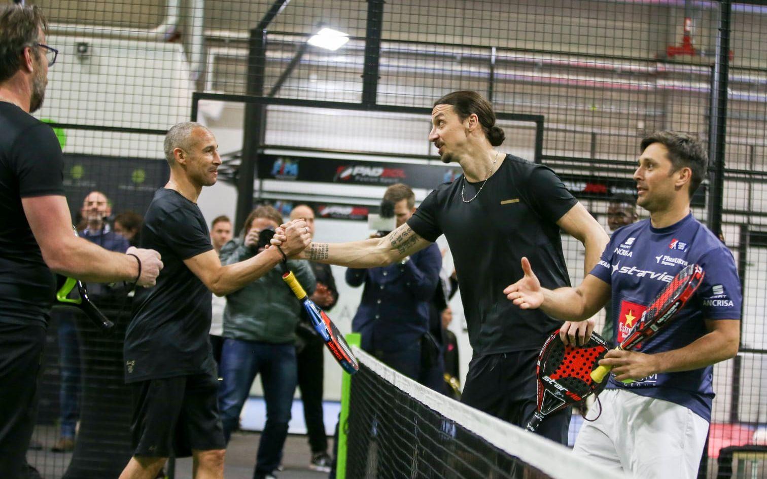 Zlatan Ibrahimovic tackar Henrik Larsson efter en kort uppvisningsmatch i padeltennis vid invigningen av den nya padelhallen Padel Zenter i Årsta.