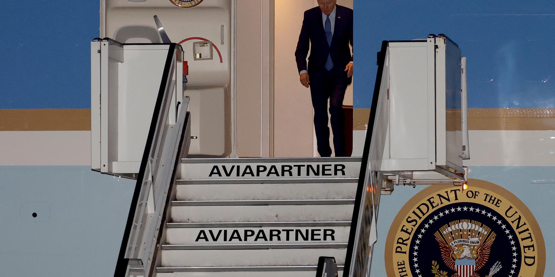 USA:s president Joe Biden har anlänt till Melsbroek militära flygplats i Bryssel inför det hastigt påkallade Natomötet.