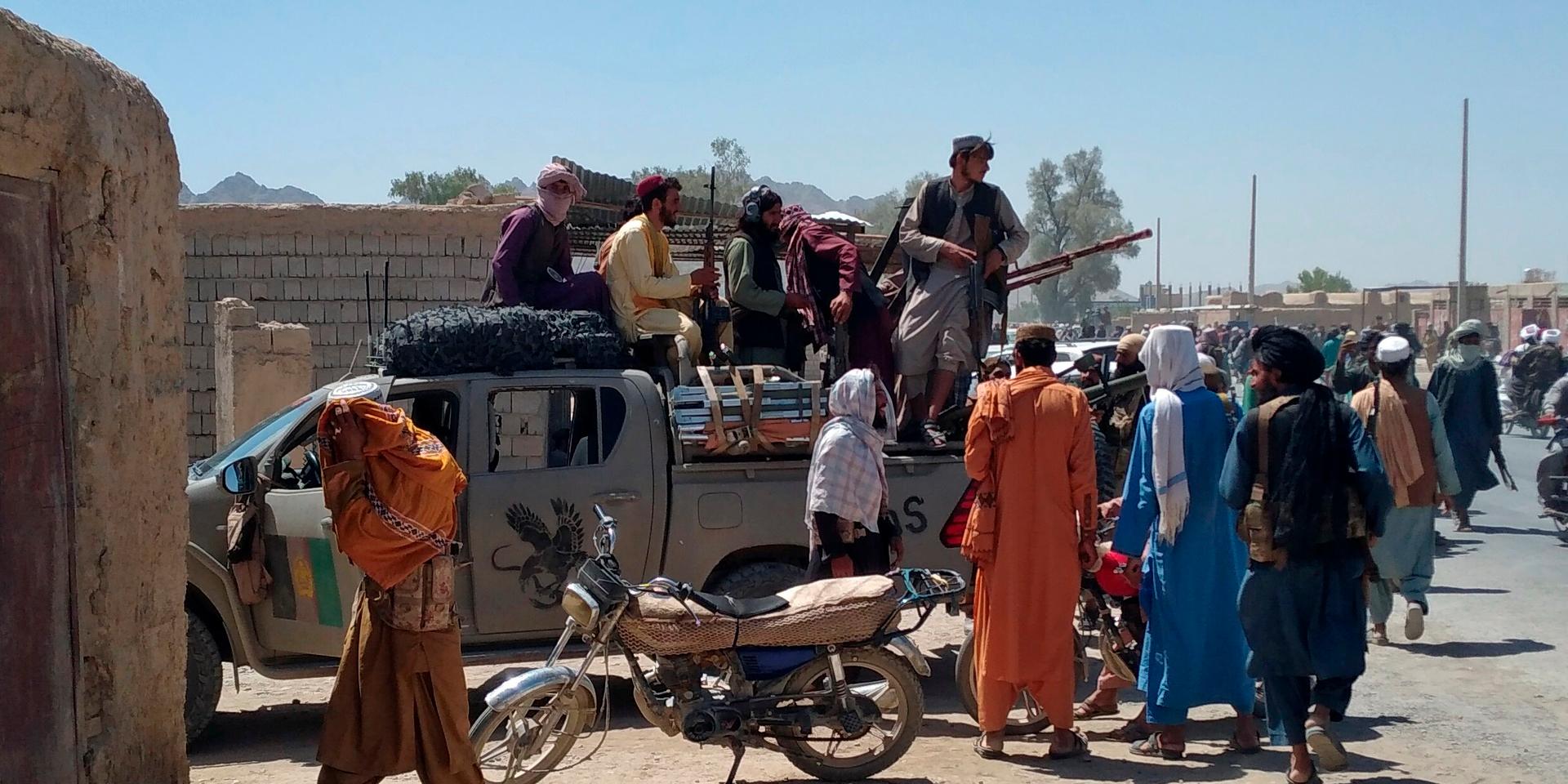 Talibaner patrullerar i provinshuvudstaden Farah, som nyligen intogs av den fundamentalistiska rörelsen.