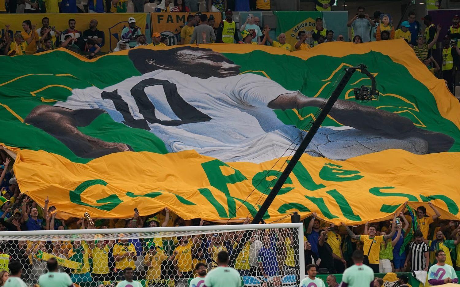 Brasilianska fans skickade välgångshälsningar till den sjukhusvårdade Pelé under landets match mot Kamerum i det pågående fotbolls-VM i Qatar. Arkivbild.