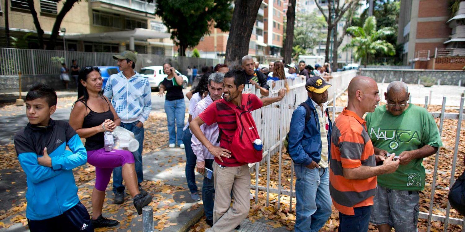 Brödköer ringlar sig ut på gatan i Caracas, Venezuela. Arkivbild