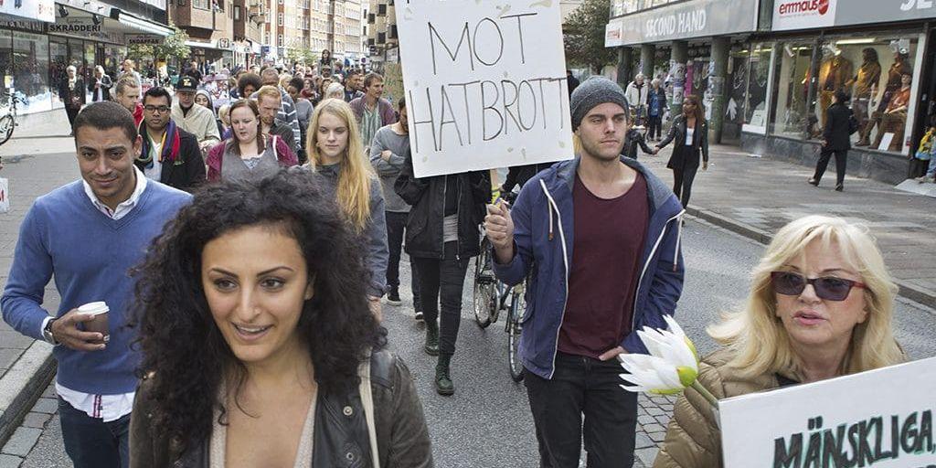 Fem dagar efter attacken mot demonstrationen i Malmö gav regeringen via justitieminister Beatrice Ask (M) Rikspolisstyrelsen i uppdrag att utveckla arbetet mot hatbrott. Men inget tyder på att så kommer att ske, skriver debattörerna.