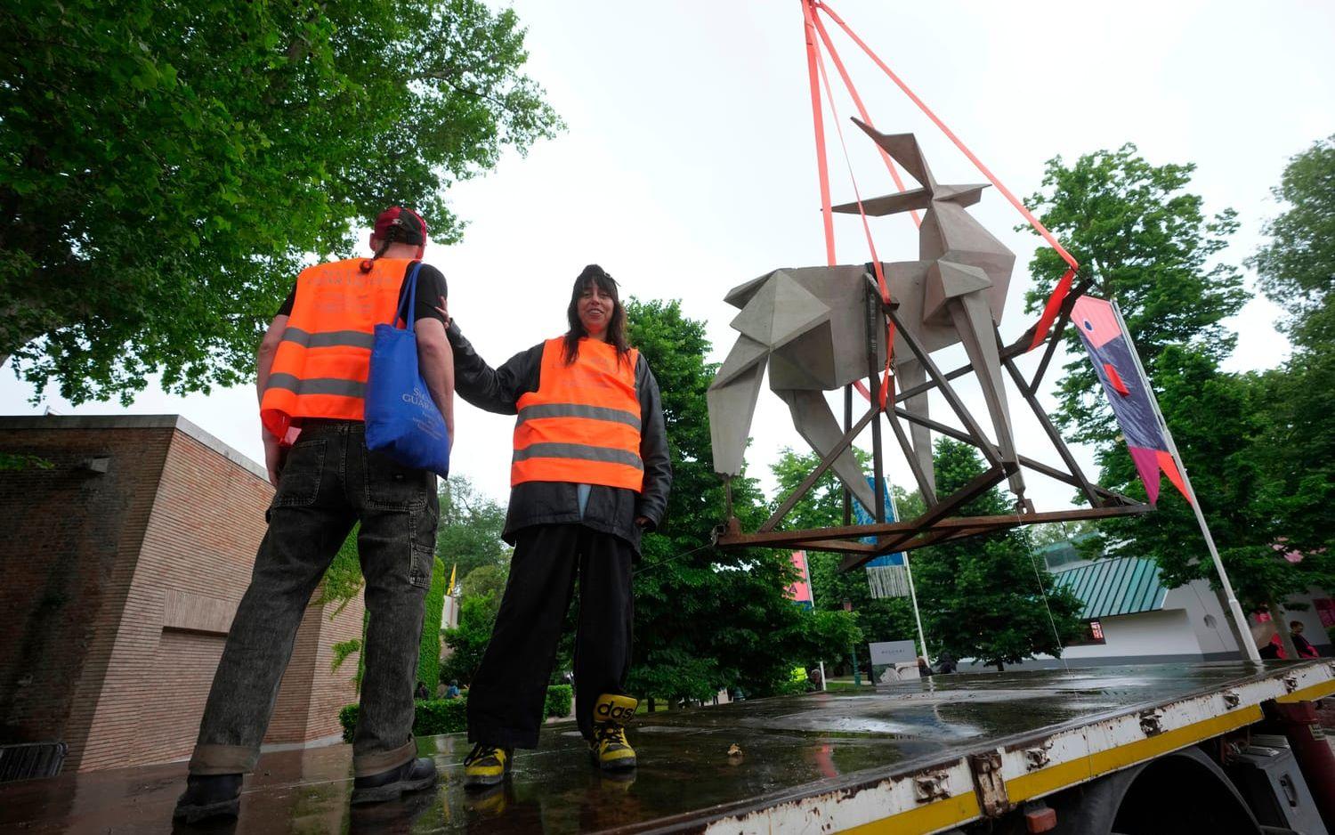 Den ukrainska konstnären Zhanna Kadyrova vid sin origamihjort på Venedigbiennalen.