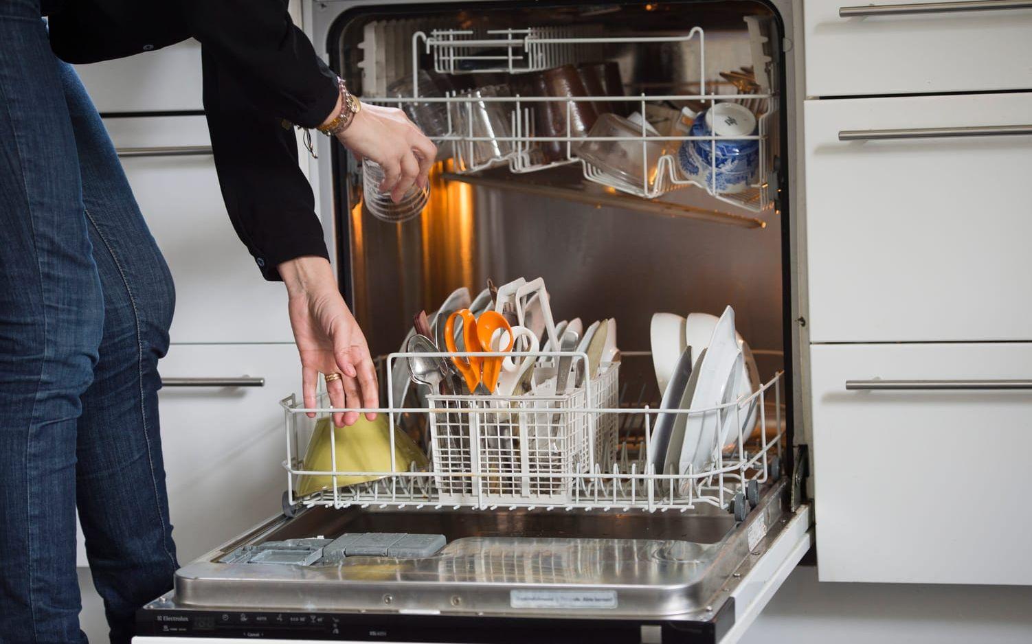 Vill du tvätta eller diska på natten, så se till att vara vaken och hålla uppsikt, är rådet från Elsäkerhetsverket. Arkivbild.