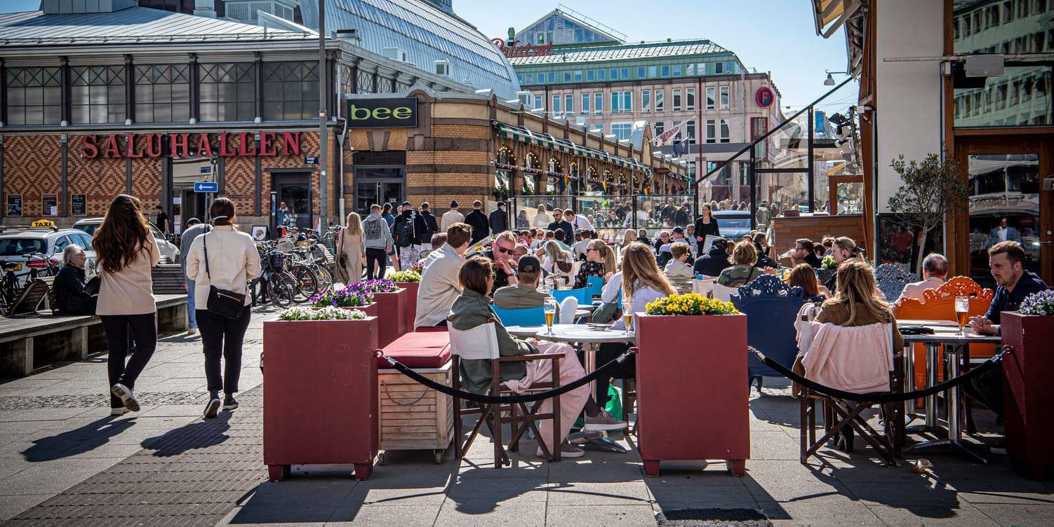 En full uteservering i solen utanför Saluhallen i Göteborg.
