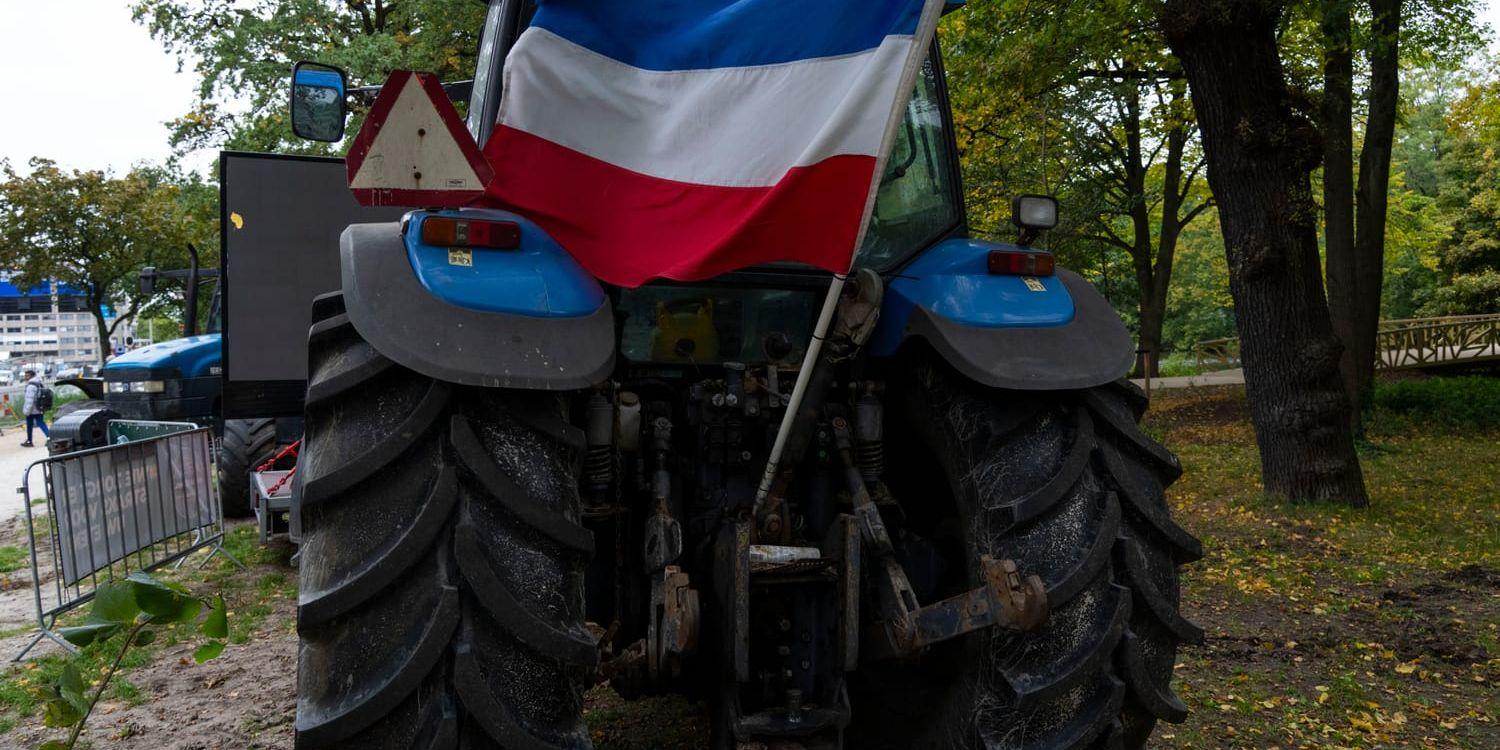 Nederländska bönder fortsätter att protestera mot bland annat landets nya krav för konstgödning och stallgödsel.