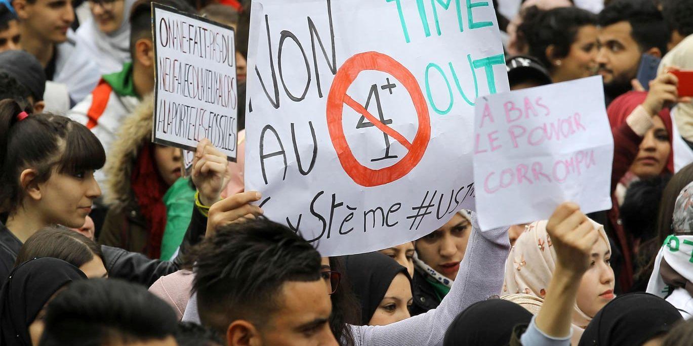 Hundratusentals har demonstrerat i Algeriet under de senaste fem veckorna, för att uttrycka sitt missnöje mot landets 82-årige president Abdelaziz Bouteflika. Arkivbild.