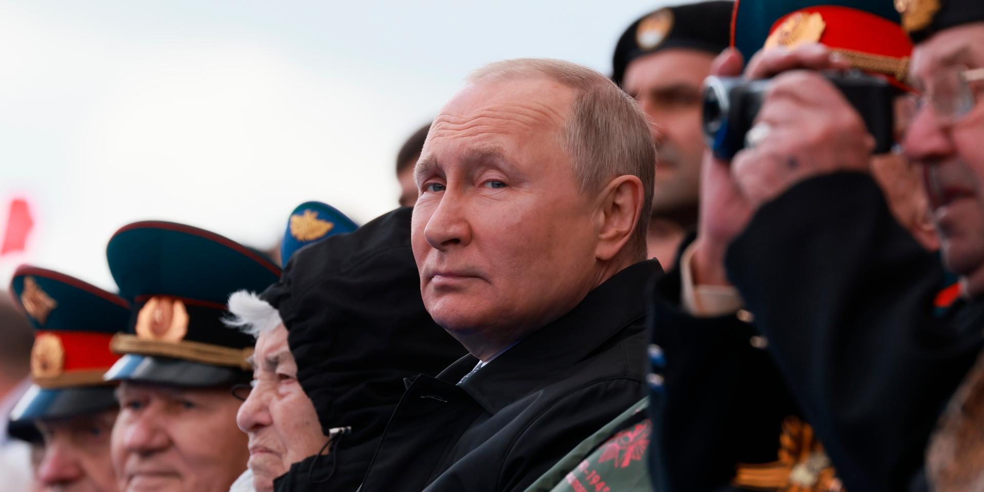 Rysslands president Vladimir Putin vid sergerdagsfirandet på Röda torget den 9 maj under pågående krig i Ukraina.