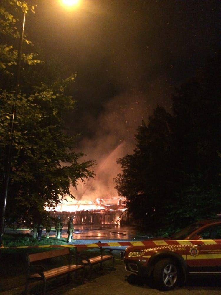 Den kraftiga branden rasade under natten till lördag i Jonsered. Foto: Läsarbild