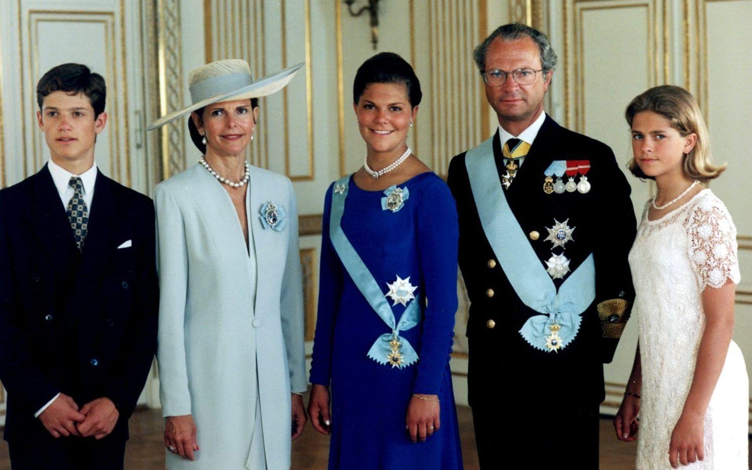 1995: Kronprinsessan Victoria på sin 18-årsdag. Fr.v. Prins Carl Philip, drottning Silvia, prinsessan Victoria, kung Carl XVI Gustaf och prinsessan Madeleine. 