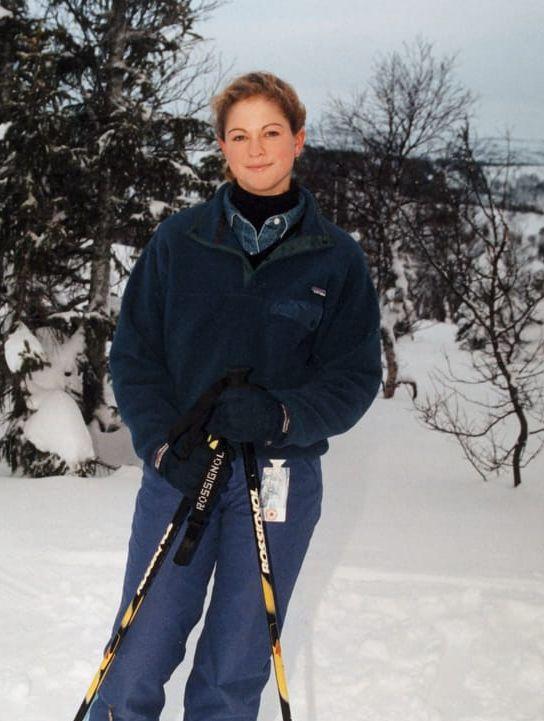 1997: Prinsessan Madeleine poserar för fotografer i skidbacken med sina alpina skidor under kungafamiljens skidsemester i Storlien.