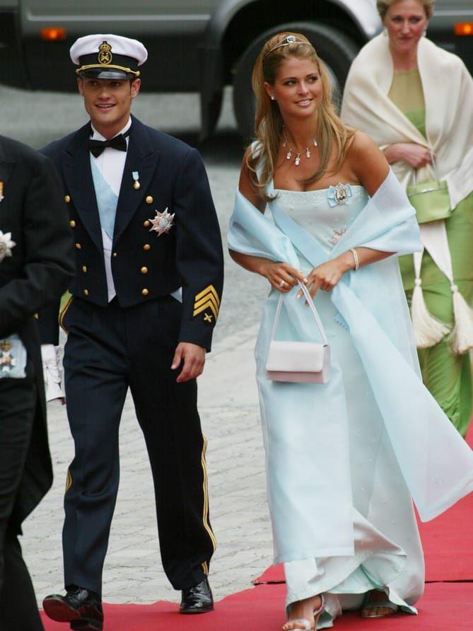 2002: Den norska prinsessan Märtha Louise och Ari Behn gifte sig på fredagen i Nidaros domkyrka i Trondheim. På bilden prins Carl Philip och prinsessan Madeleine.