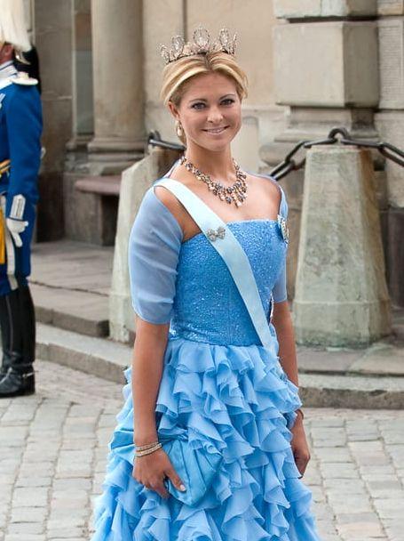 2010: Prinsessan Madeleine lämnar vigseln med kronprinsessparet Victoria och Daniel i Storkyrkan i Stockholm på lördagen.