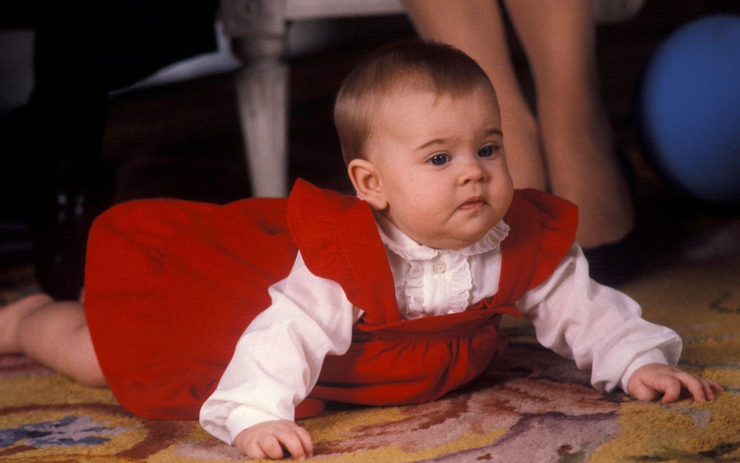 1982: Prinsessan Madeleine ligger på golvet under en julfotografering på Stockholms slott.