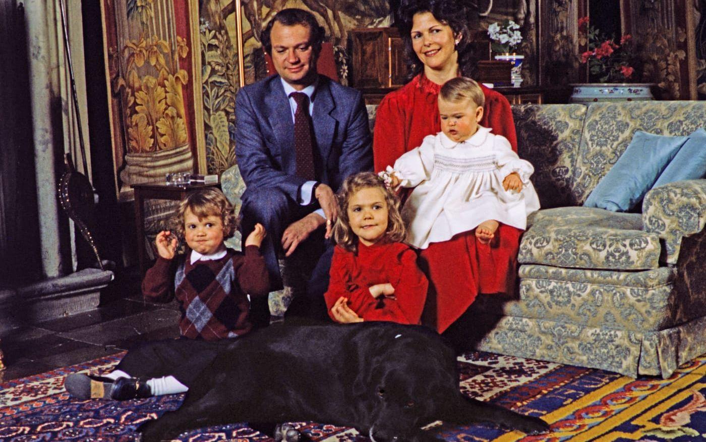 1983: Gruppfoto av svenska kungafamiljen fr. v: prins Carl Philip, kung Carl XVI Gustaf, kronprinsessan Victoria, drottning Silvia och prinsessan Madeleine i samband med kungens 37-årsdag på Stockholms slott 30:e april 1983.