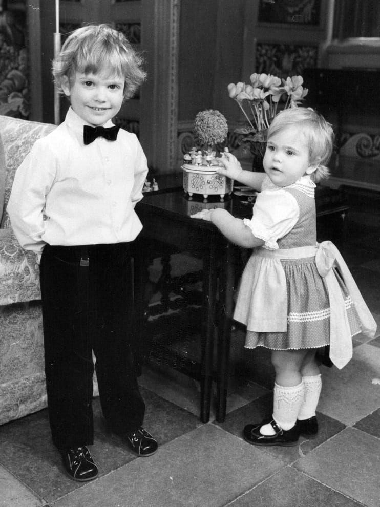 1985: Prins Carl Philip leker med lillasyster prinsessan Madeleine.