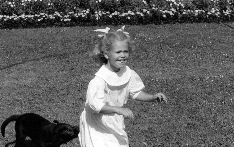 1986: Prinsessan Madeleine leker med labradorvalpen Dino på Borgholm.