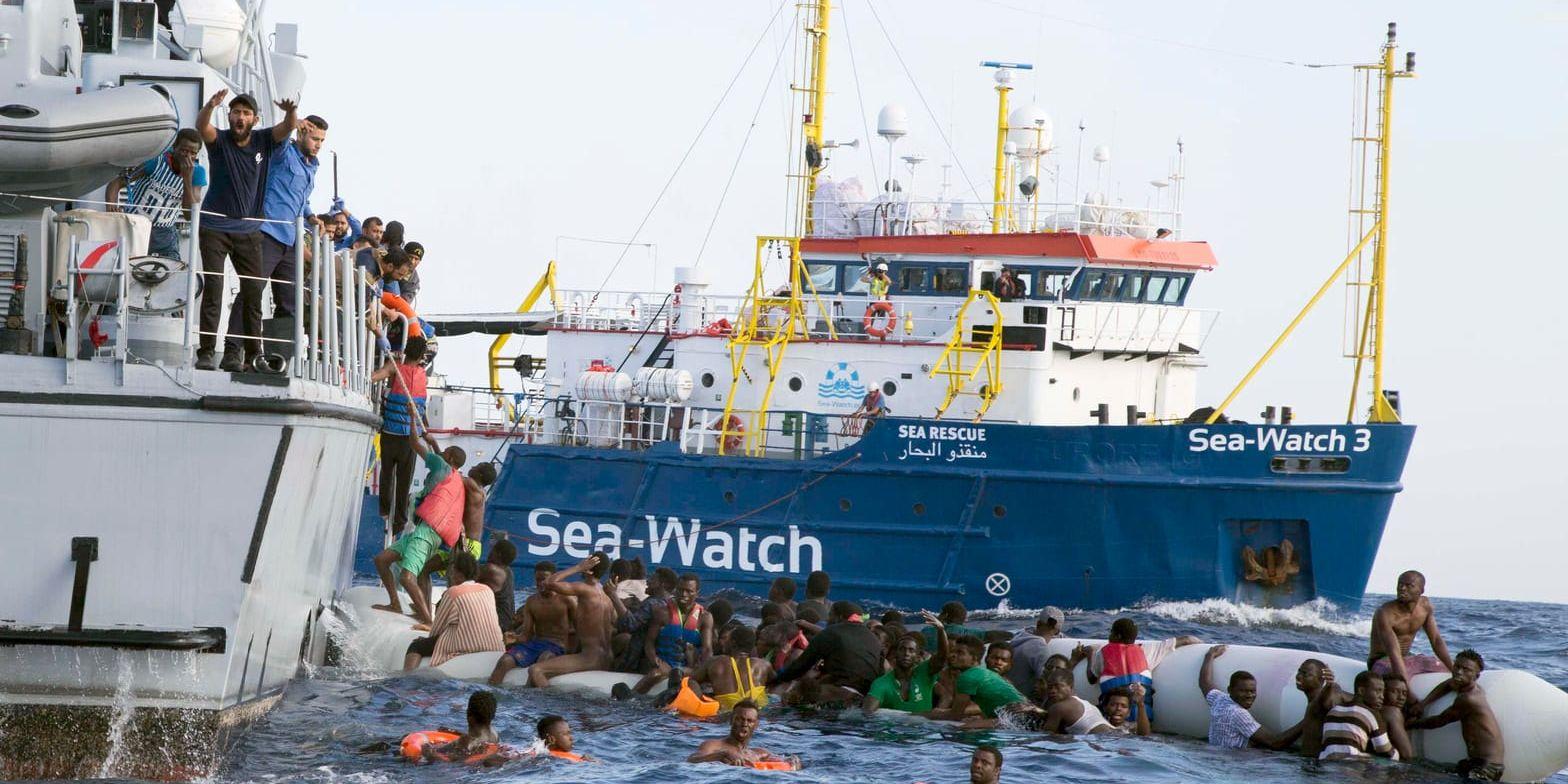Migranter räddas från en sjunkande gummibåt utanför Libyens kust i november i fjol.