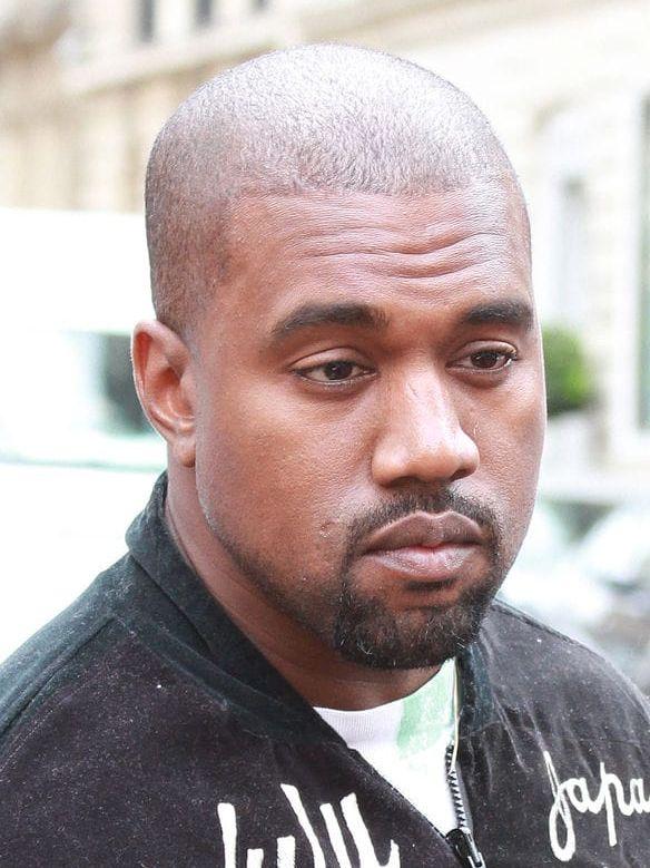 Kanye West hyllar Kim Kardashians nakenhet. Foto: Stella pictures.