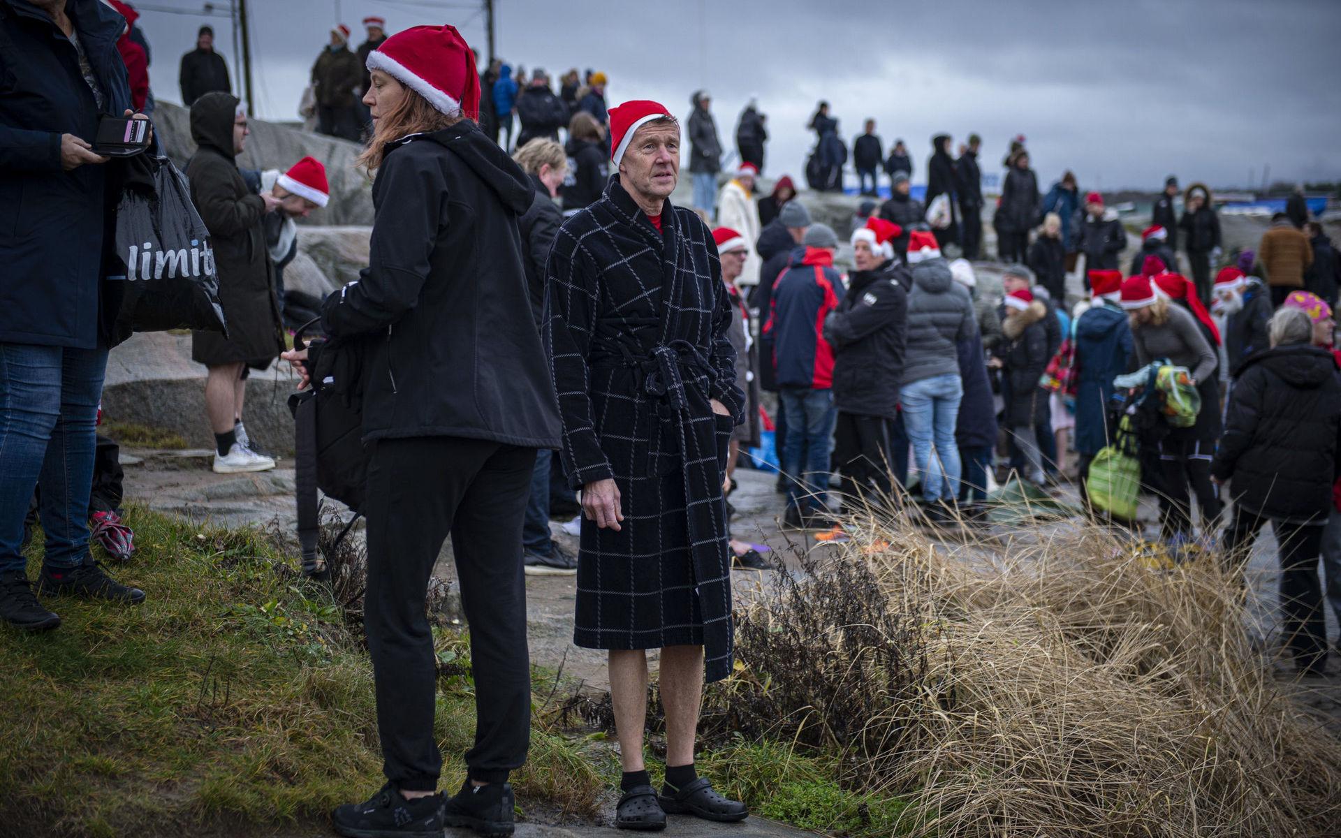 Det traditionsenliga julbadet i Fiskebäck lockade till sig hundratals vinterbadare.