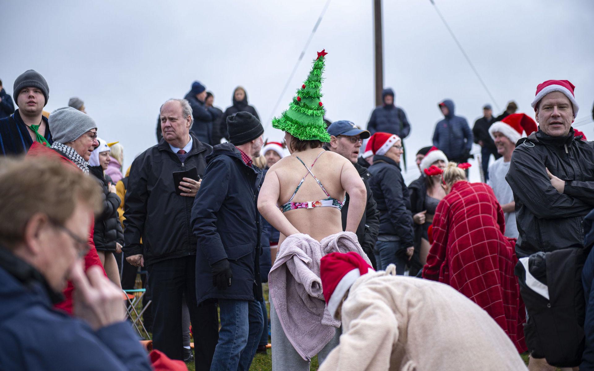 Det traditionsenliga julbadet i Fiskebäck lockade till sig hundratals vinterbadare.