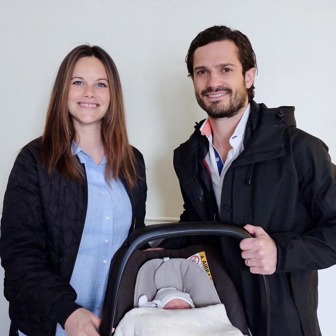 Prinsessan Sofia och prins Carl Philip lämnar sjukhuset 2016 med sin förstfödda son. Prinsen fick senare namnet prins Alexander.
