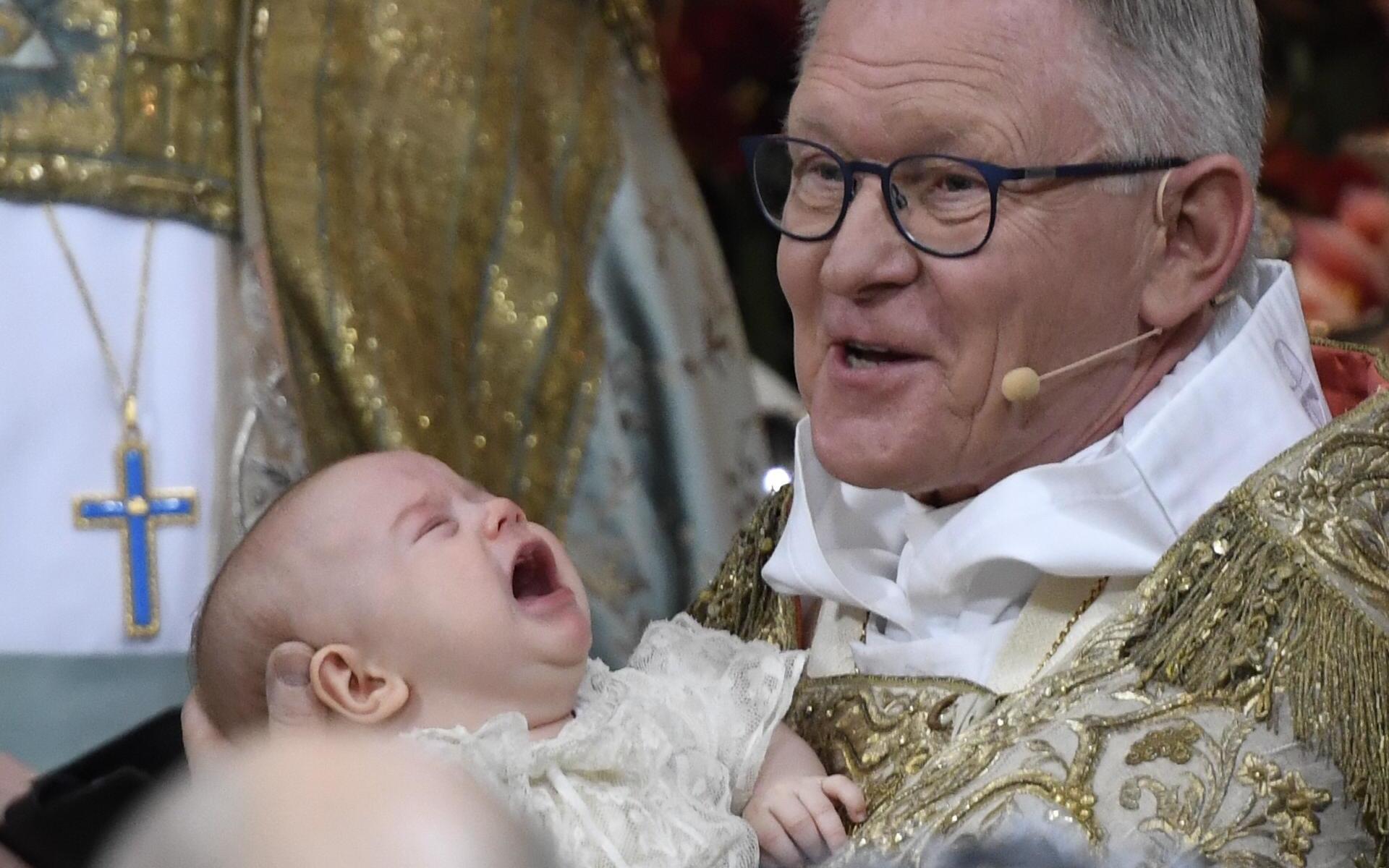 Prins Gabriel blev lite ledsen när ärkebiskop Anders Wejryd skulle döpa honom.