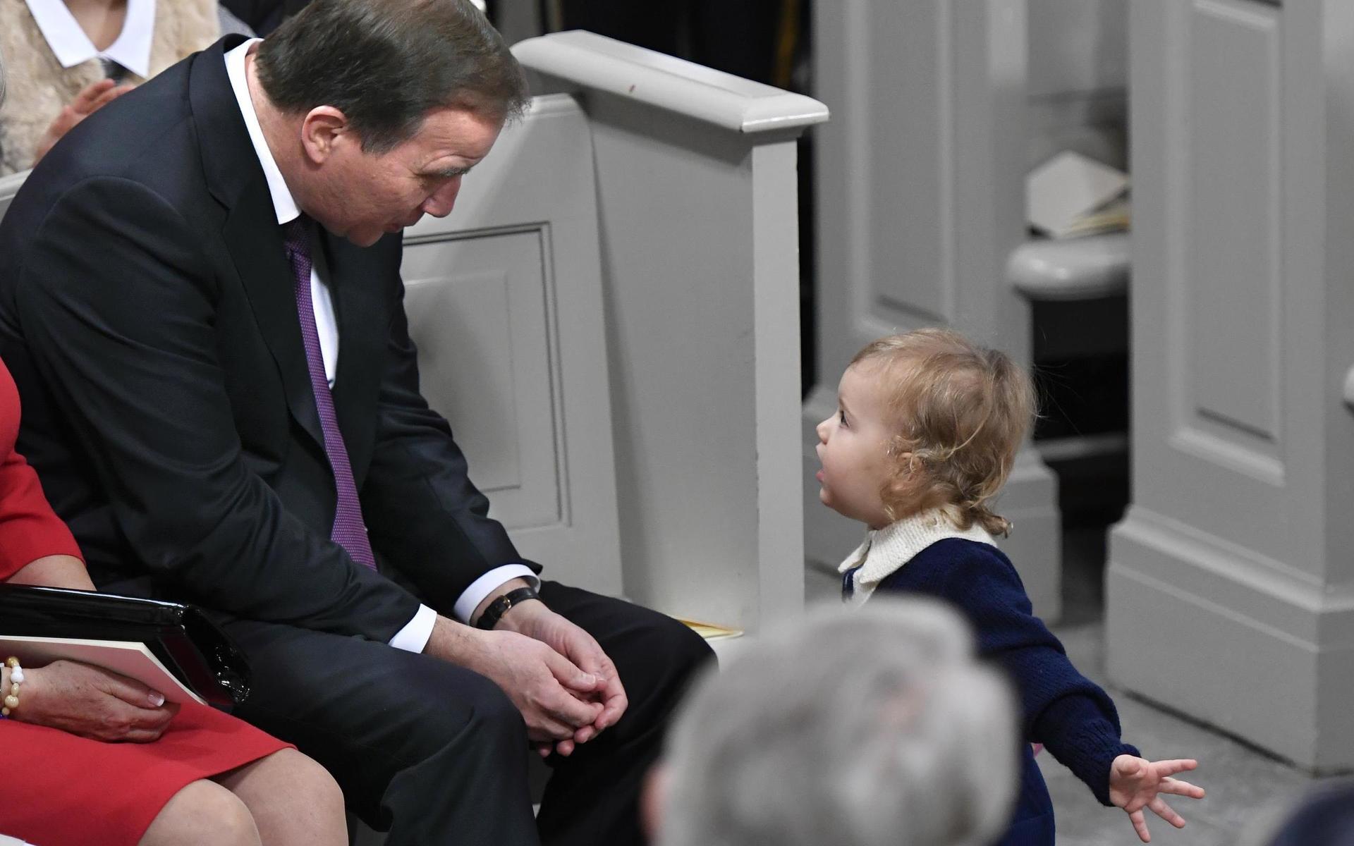 Prins Alexander tog sig ett snack med statsminister Stefan Löfven när hans lillebror prins Gabriel döptes 2017. 