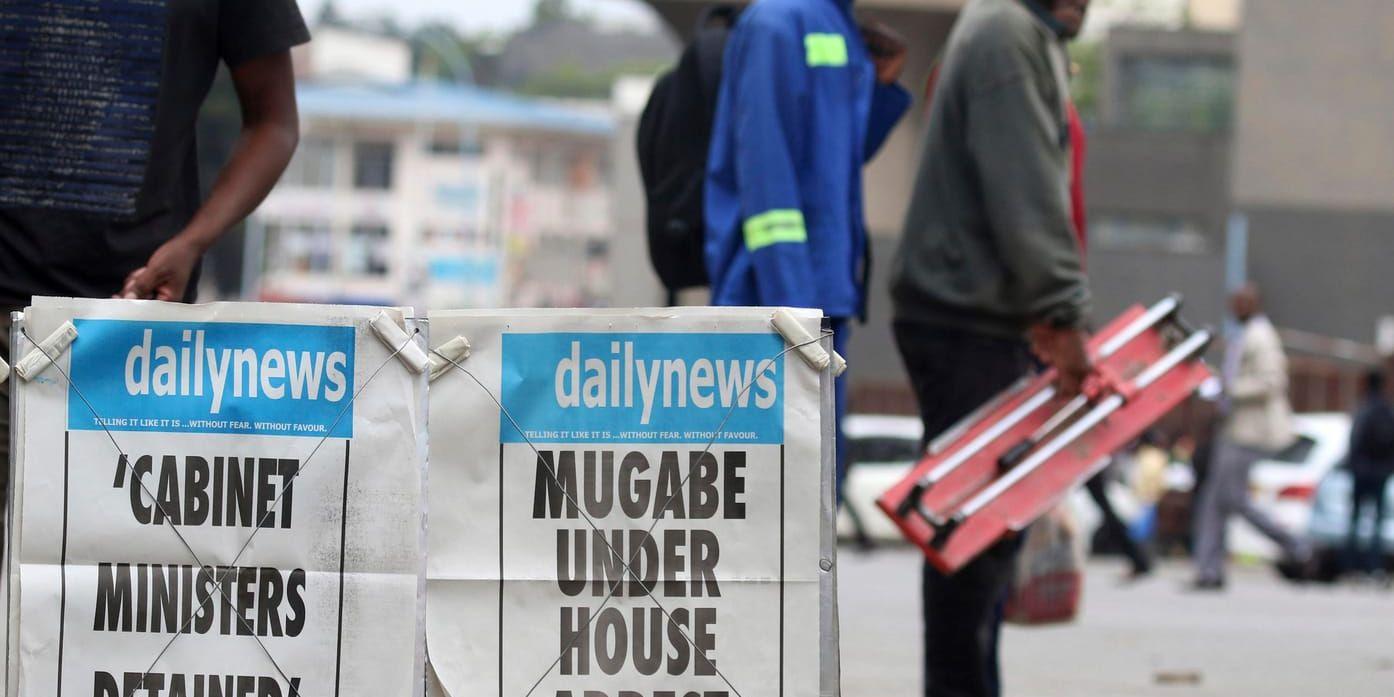 Tidningslöpsedlar i Zimbabwes huvudstad Harare.
